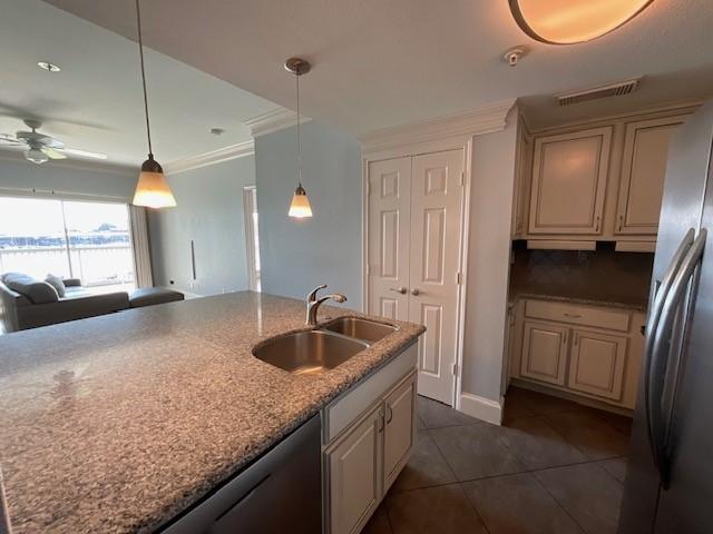 Image 4: Large luxurious countertop for entertaining and fo