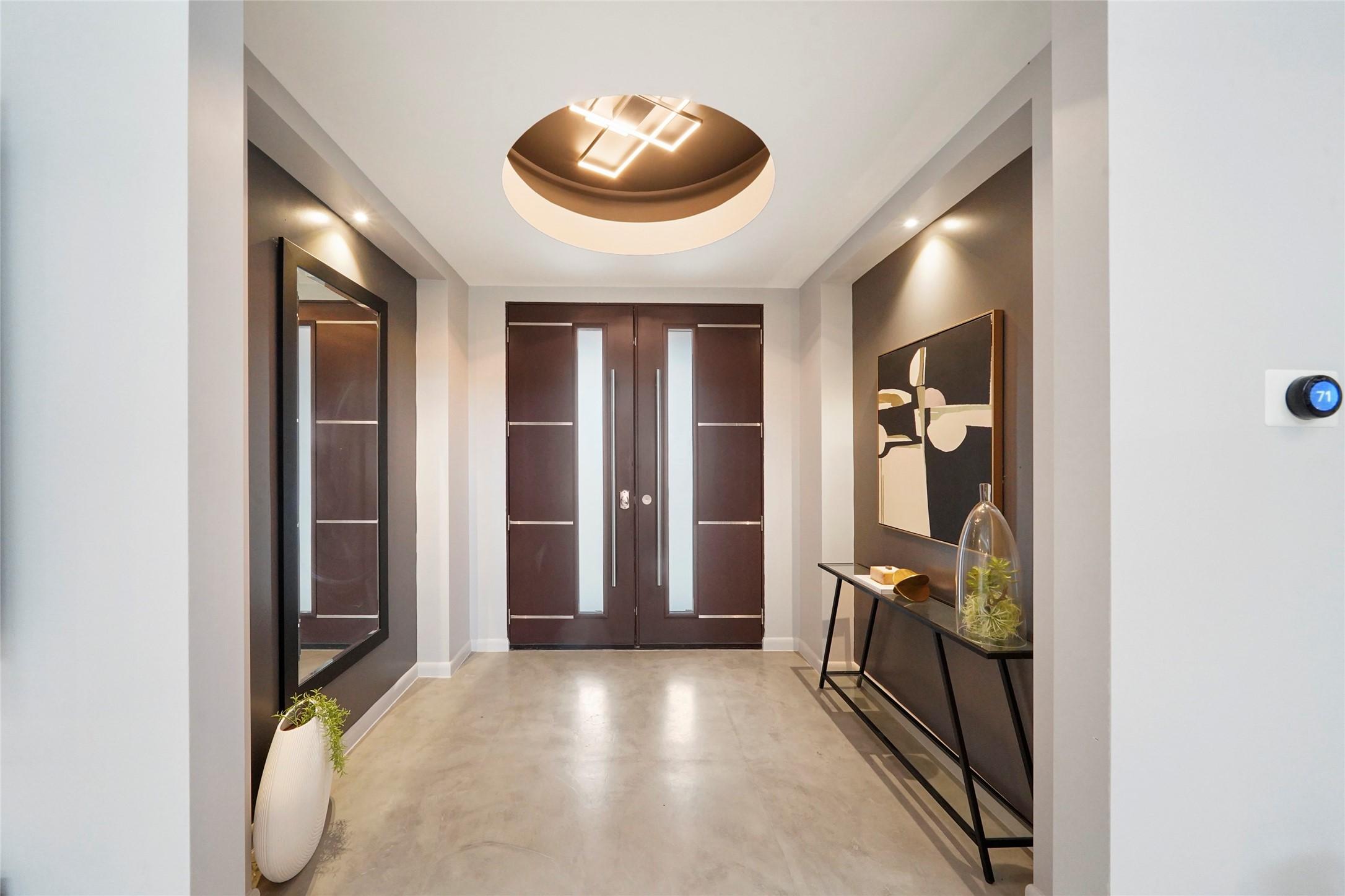 Image 3: Stunning entryway