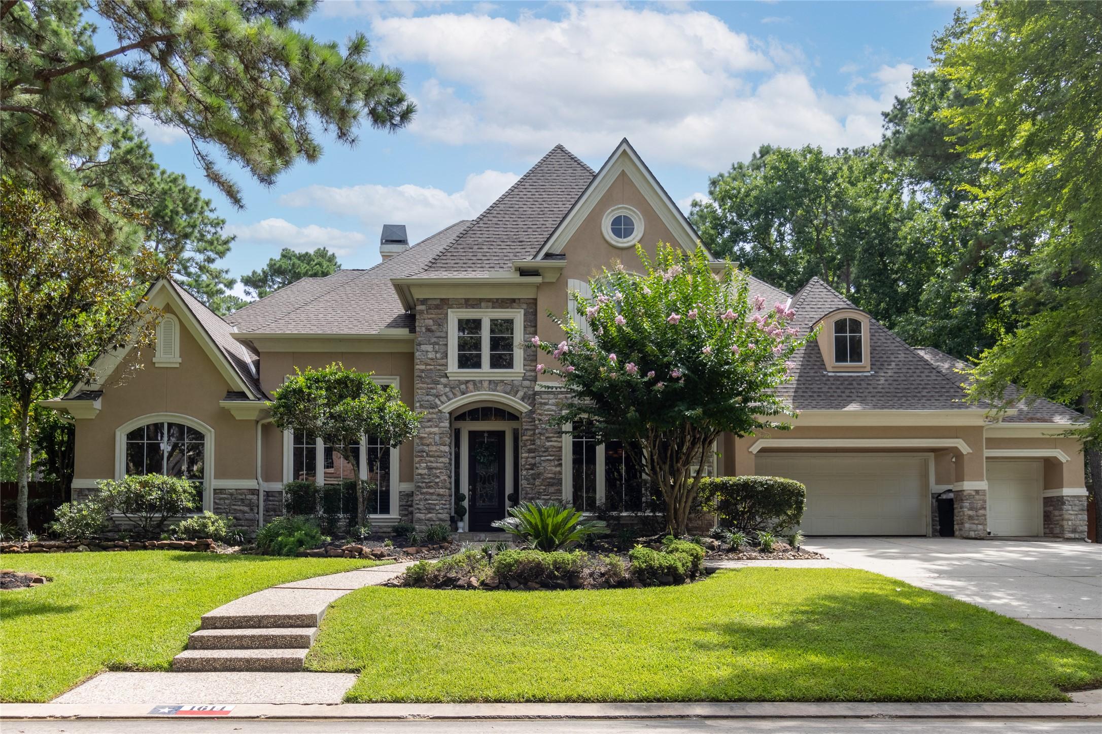 Image 1: Beautiful home located on a Cul-de-sac