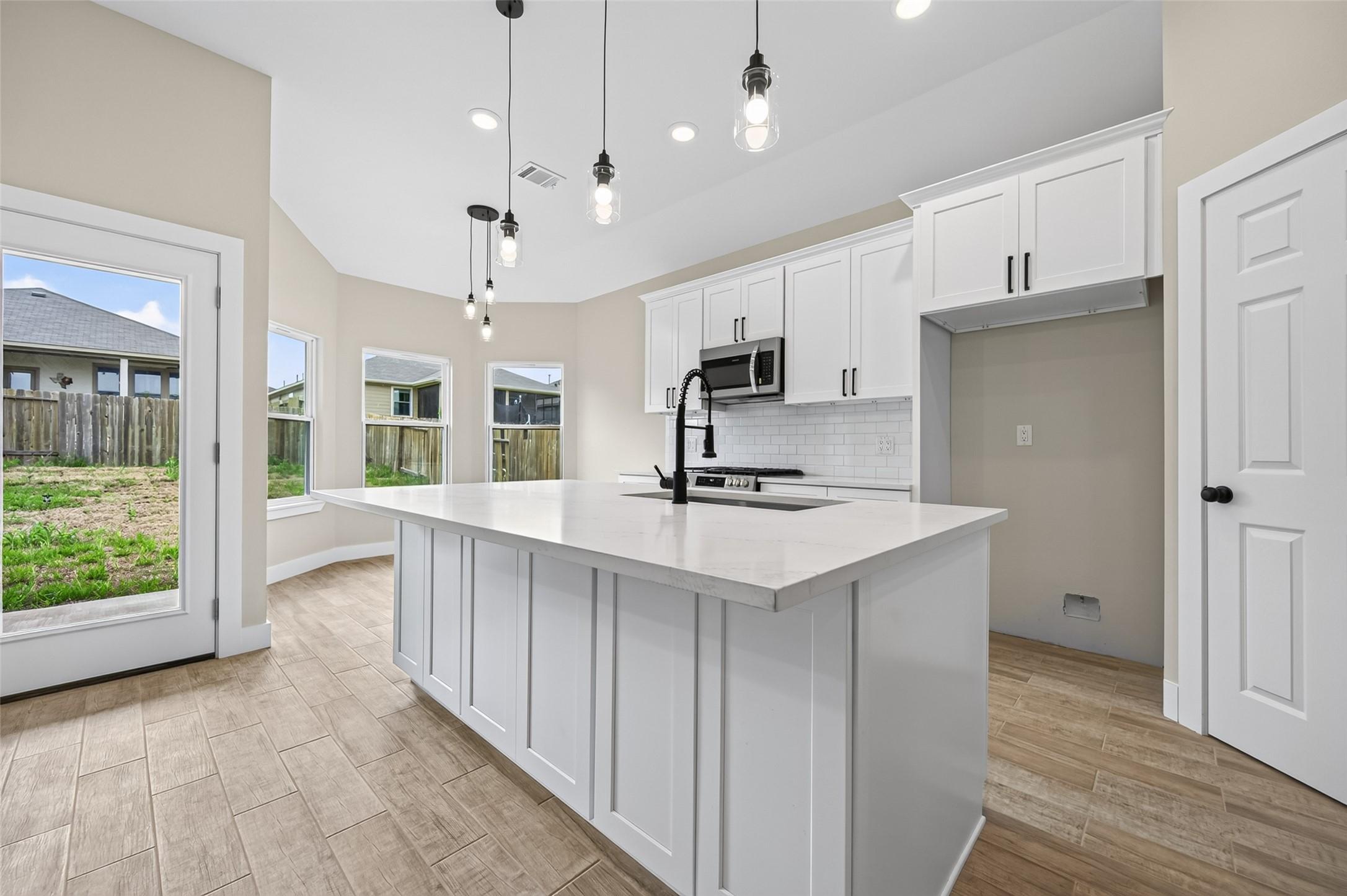 Image 4: Kitching, Breakfast nook.