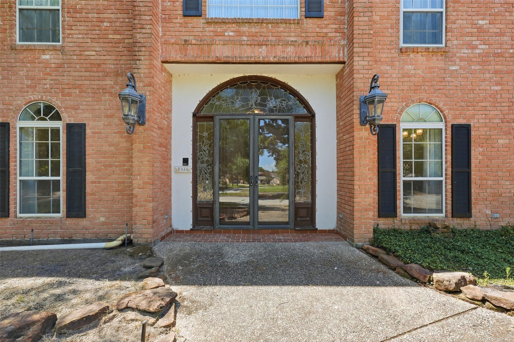 Image 3: Lovely double door entrance