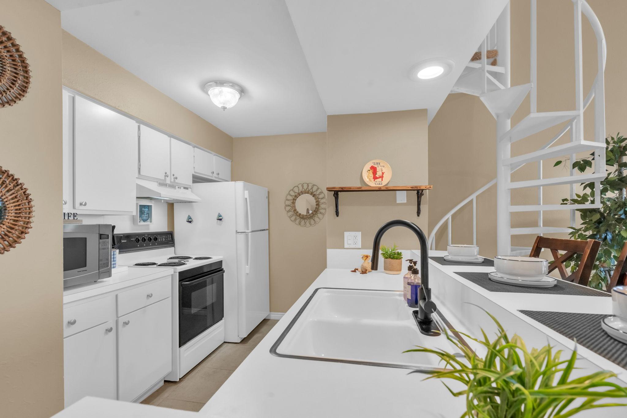 Image 3: Kitchen centrally located in the home! 12500 Mellv