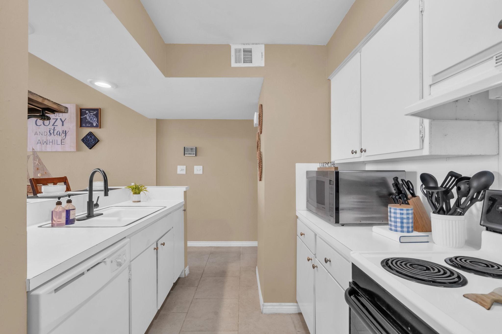 Image 4: Dishwasher & Double Sink! 12500 Mellville Dr. #337