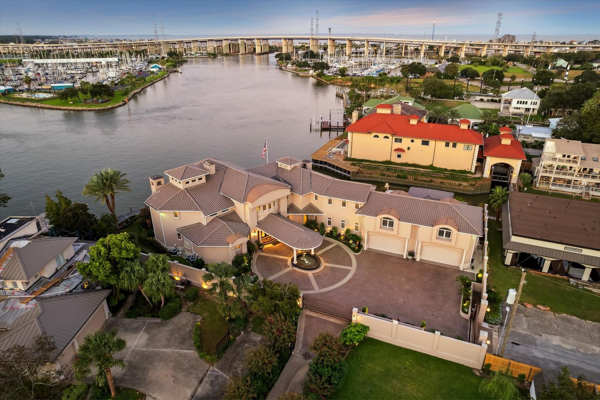 Image 2: IDEALLY LOCATED NEAR THE KEMAH BOARDWALK