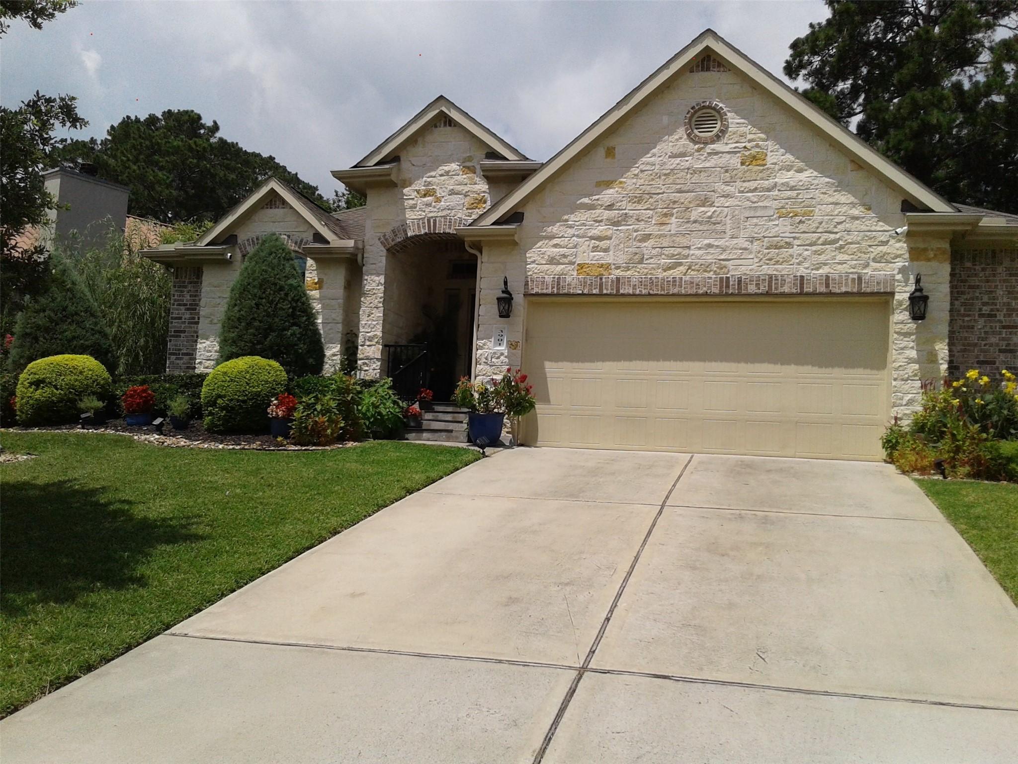 Image 2: Attractive curb appeal with side-entry garage.