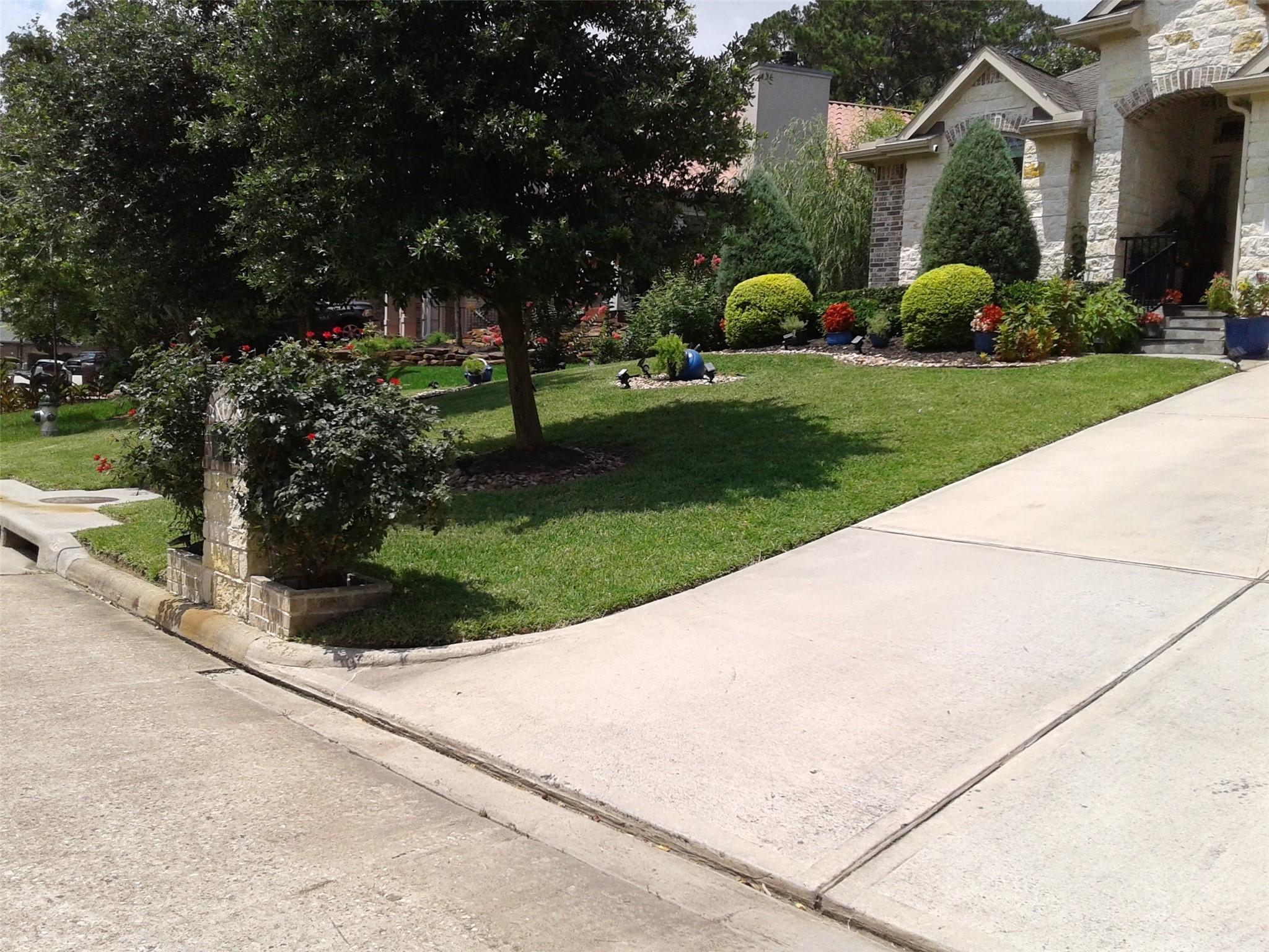 Image 3: Exceptional curb appeal defines this pristine prop