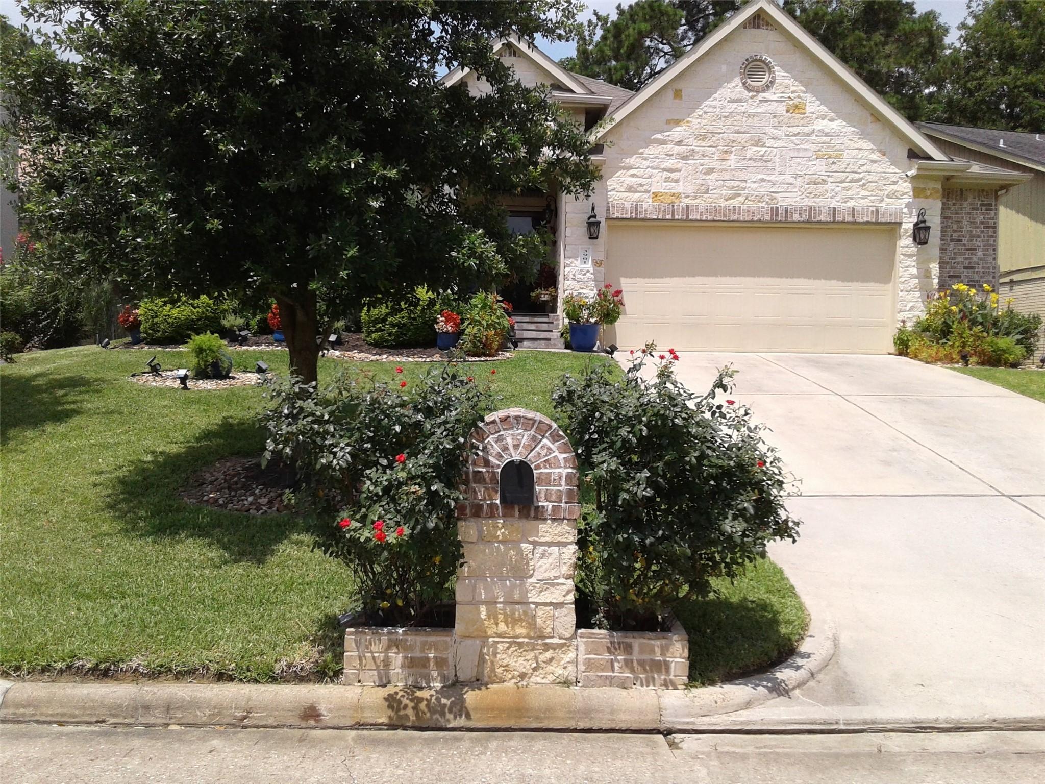 Image 4: Welcoming entrance with decorative mailbox feature