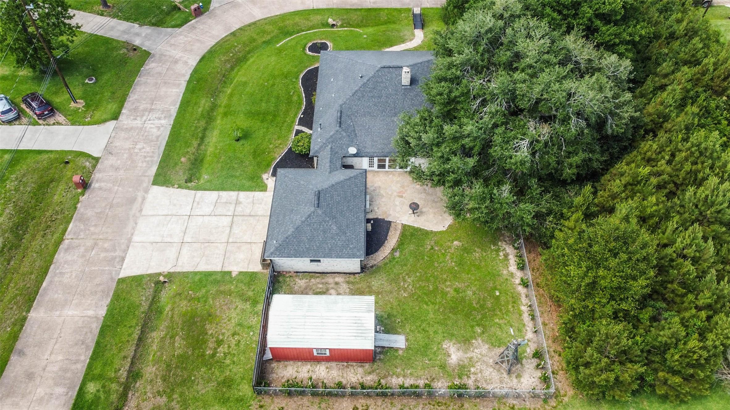 Image 4: Lots of room on this corner lot