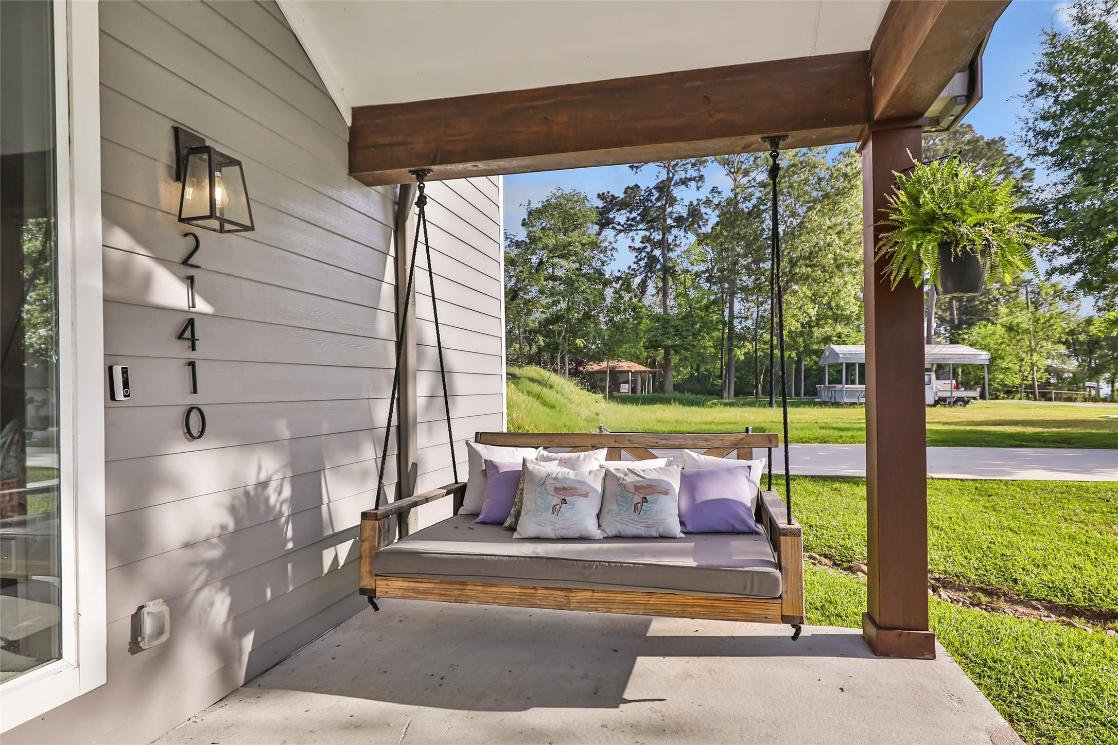 Image 4: Enjoy the Sunrise & Sunset views from your Front P