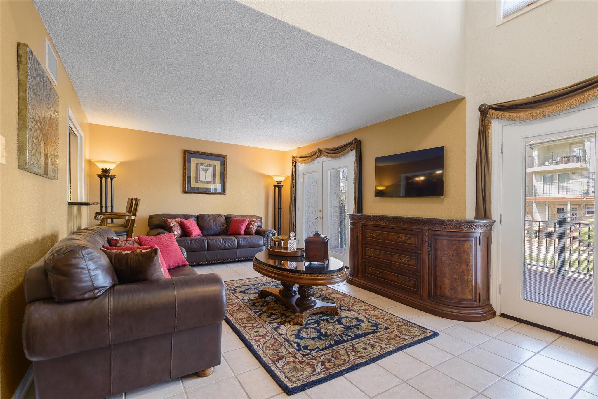 Image 4: Living Room