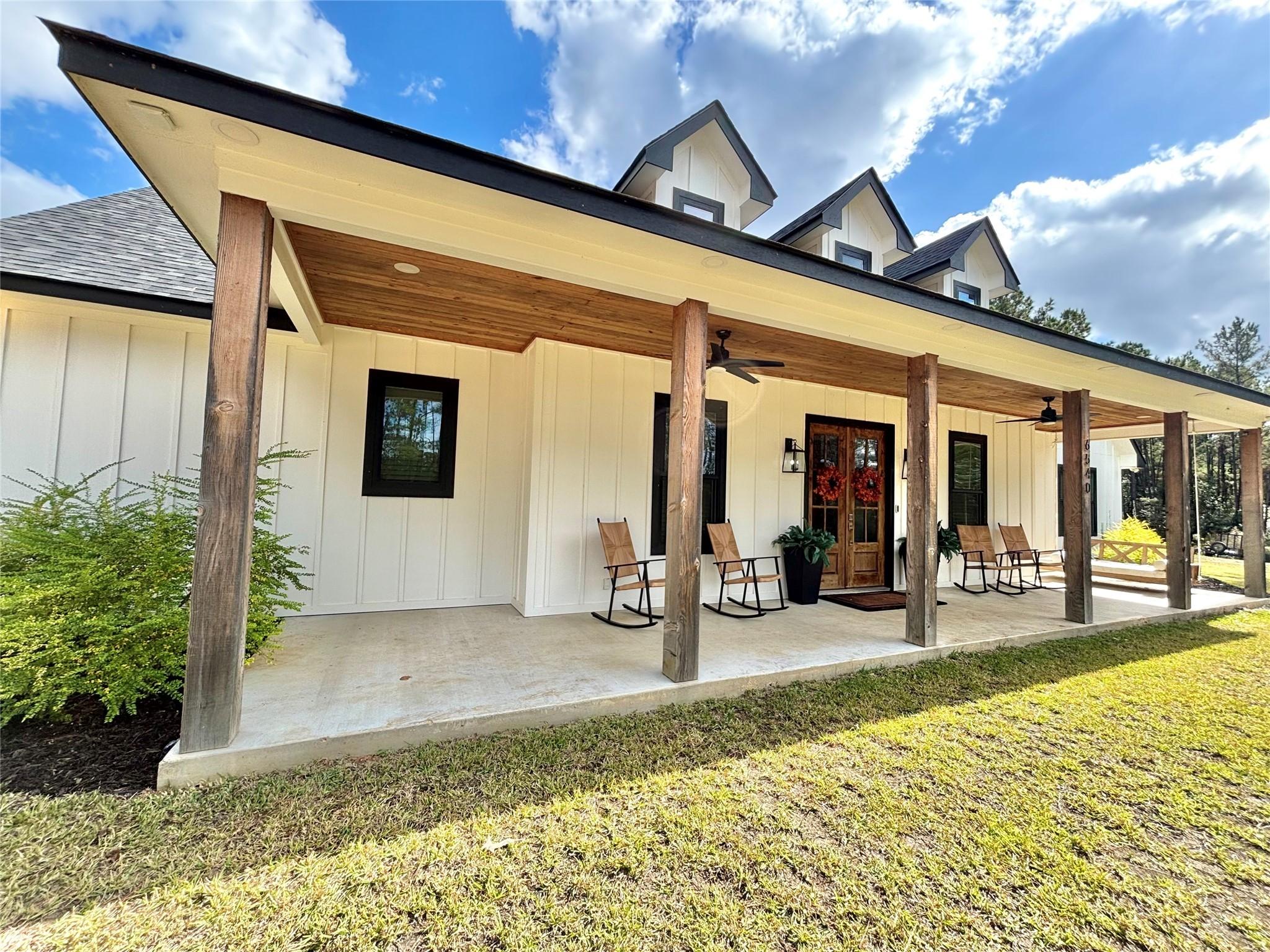 Image 4: Great front porch