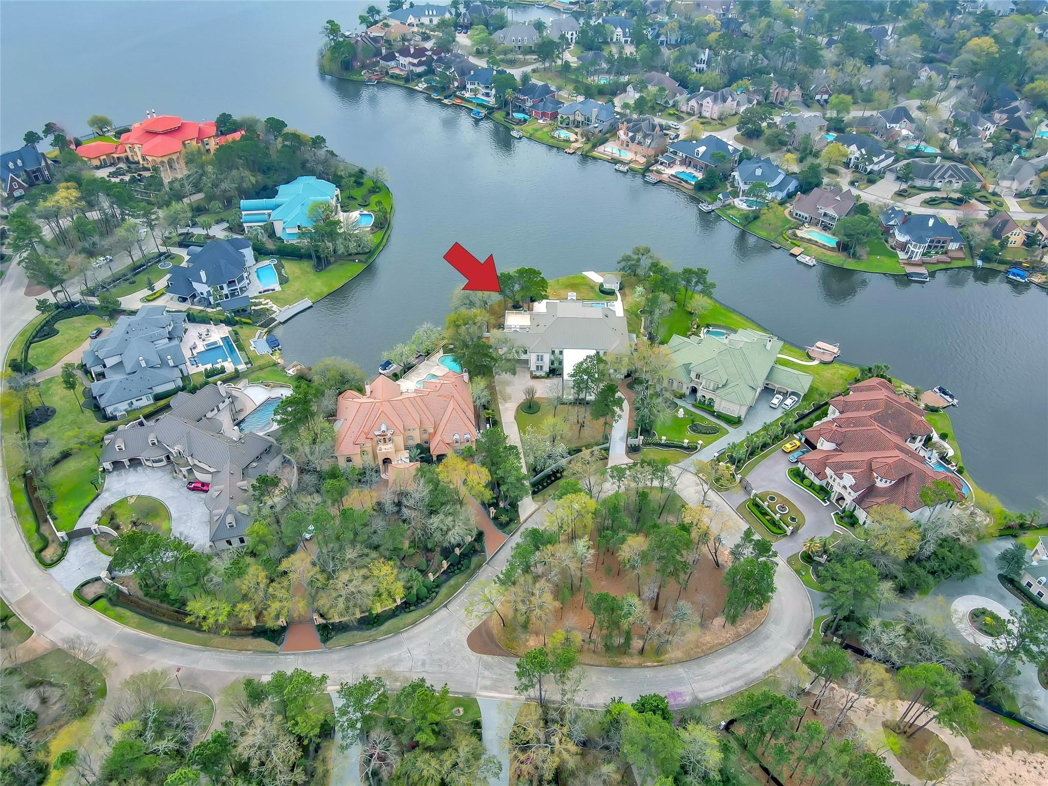 Image 2: Estate Home on 1 acre overlooking Lake Woodlands