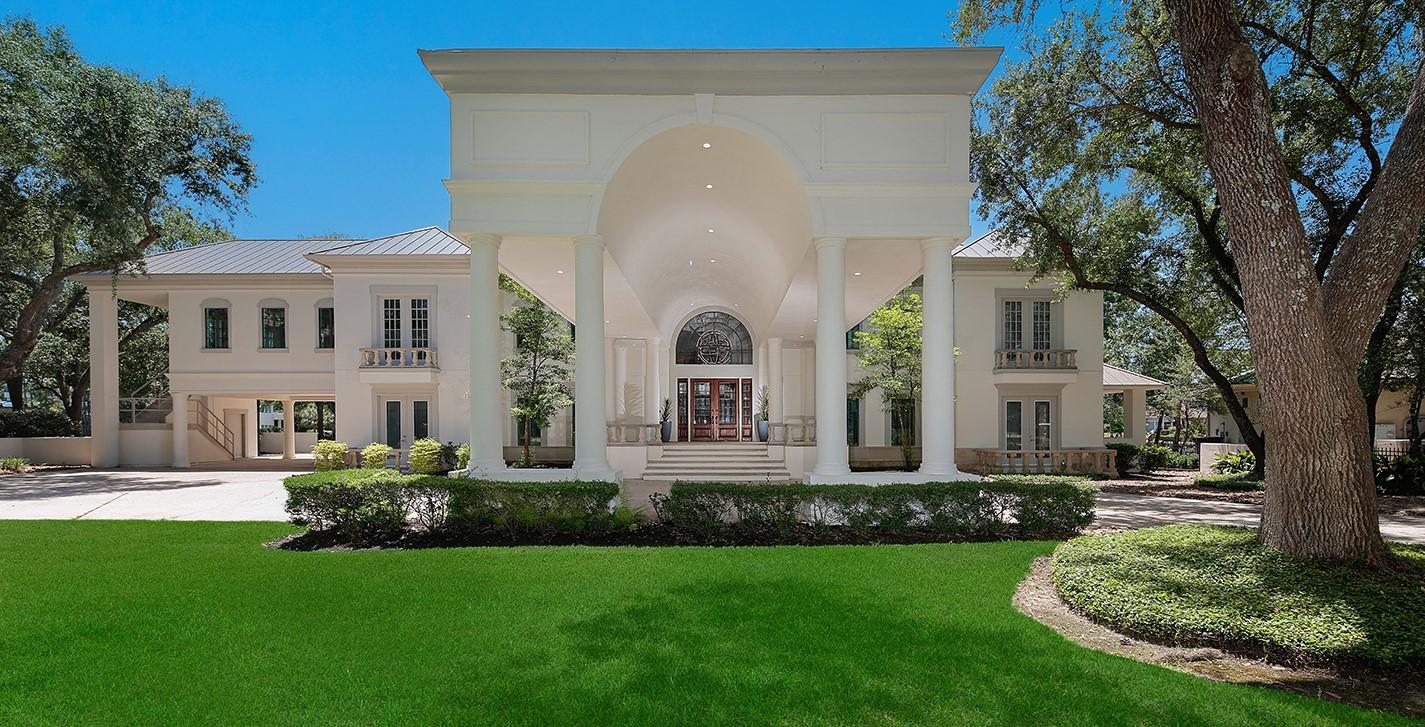 Image 4: Two covered porte-cocheres and a 6 car garage