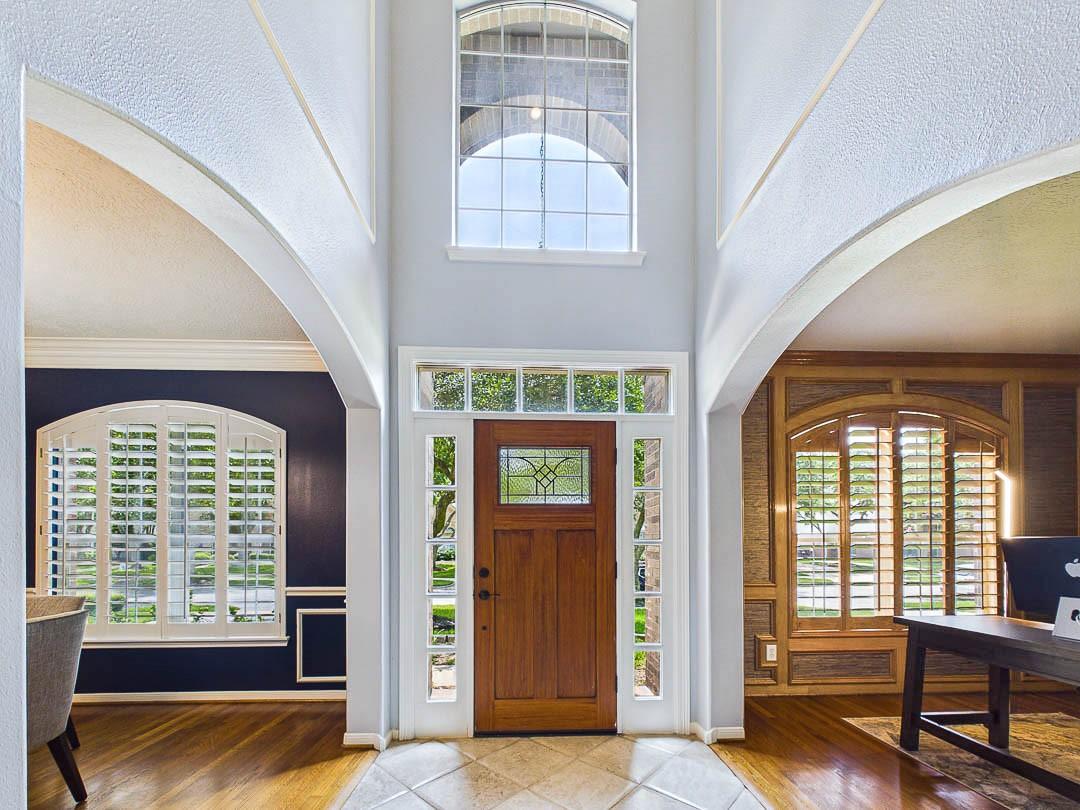 Image 3: Entry way with lots of natural light.