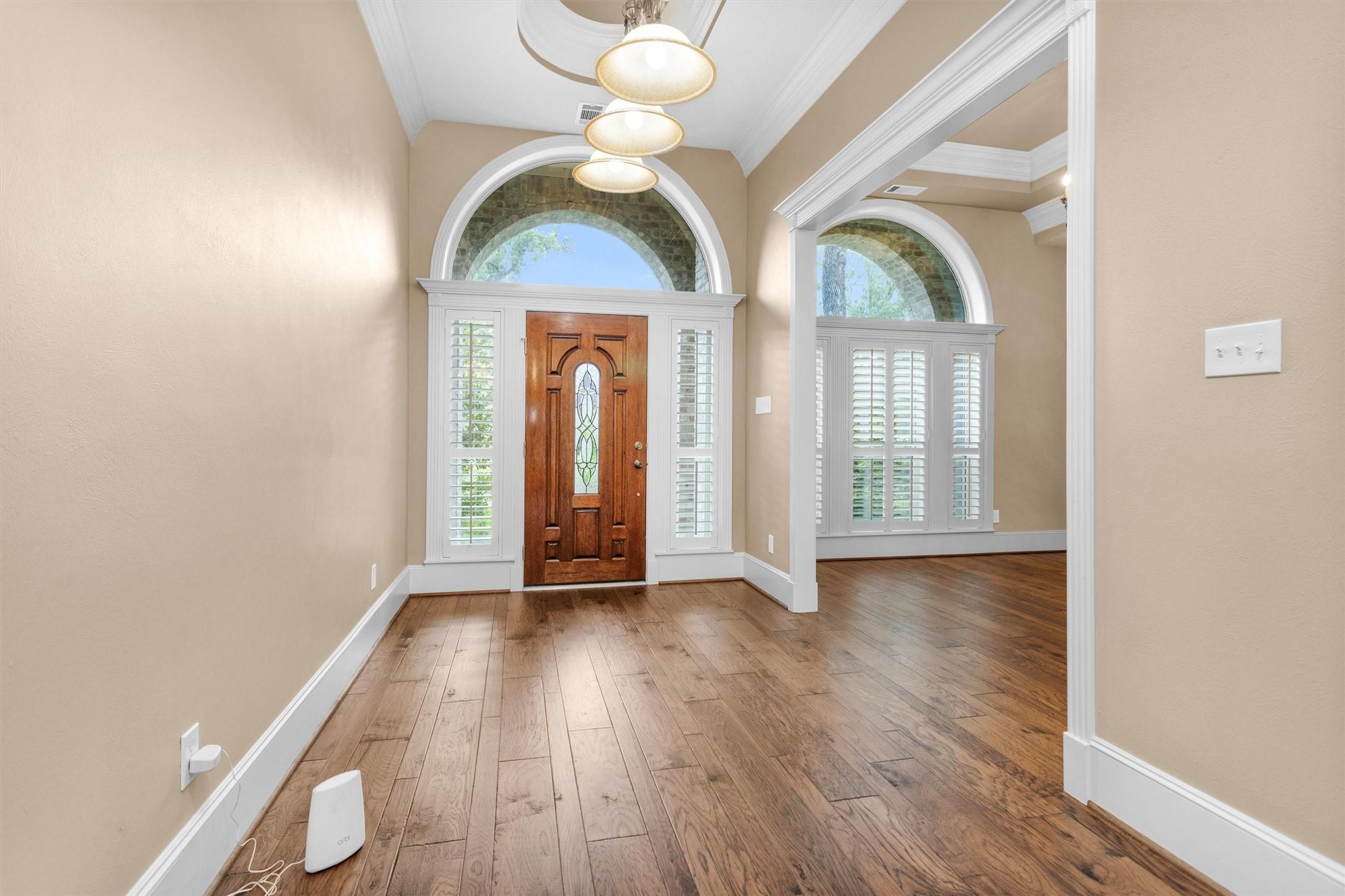 Image 3: Grand entry with hug transom windows around the wo