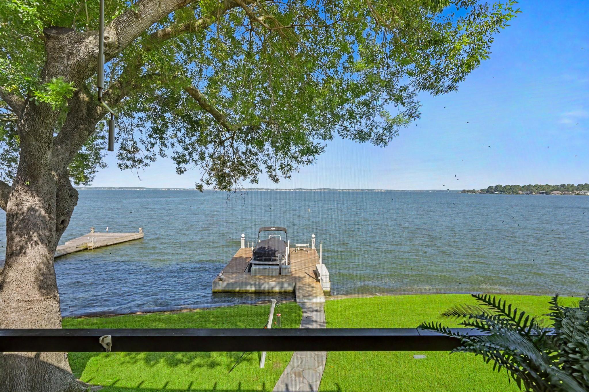 Image 2: Home comes with boat slip and dock for your own pr
