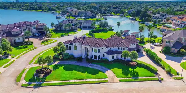 1303 Lakeway Drive