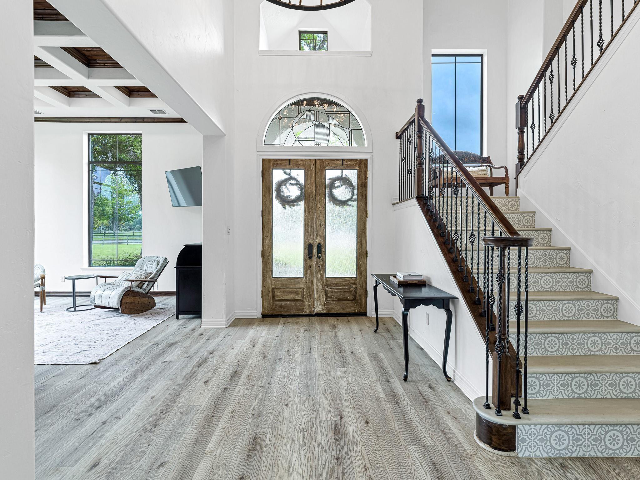 Image 3: Arched Entryway