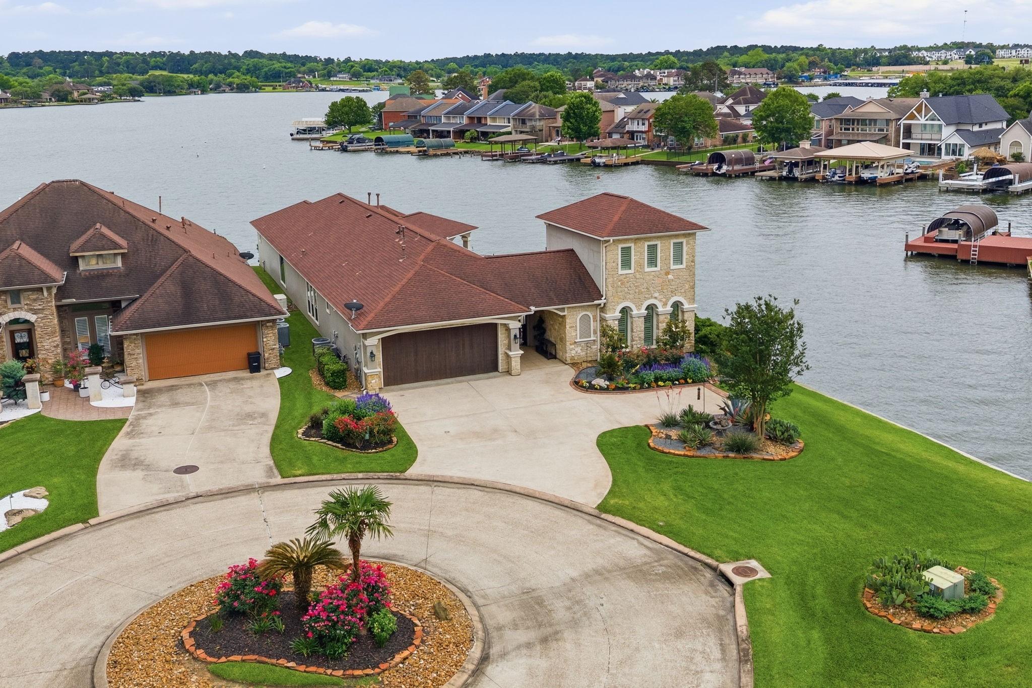 Image 1: Welcome to your lake retreat situated on a cul-de-
