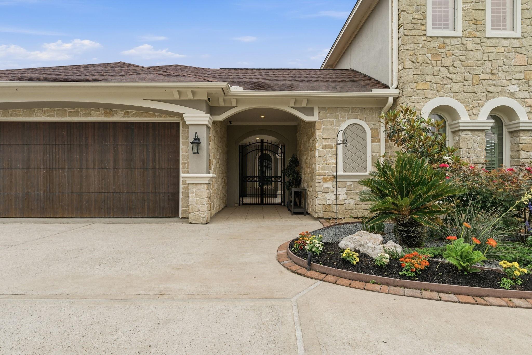 Image 4: Gateway walkway onto the property.
