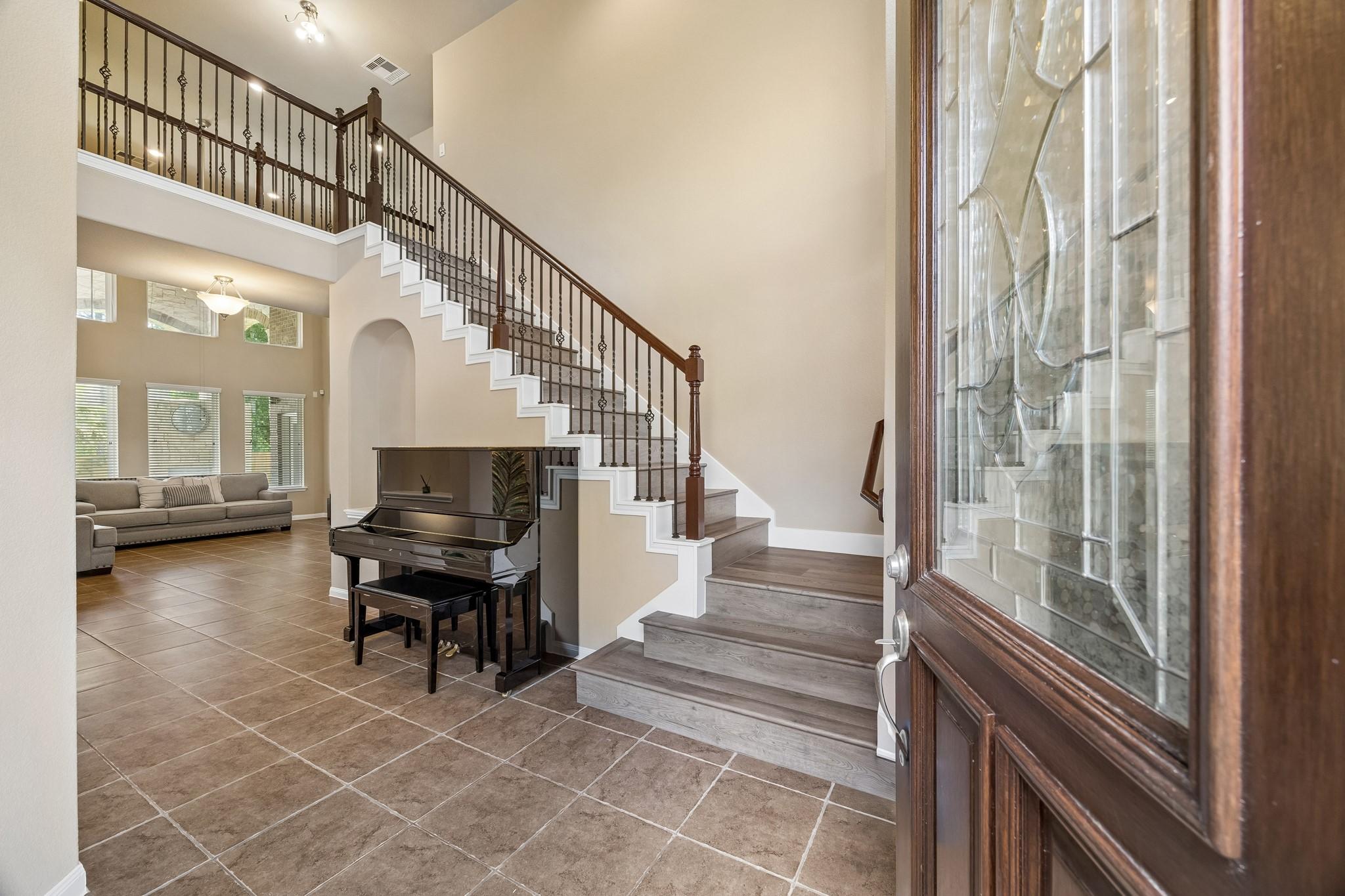 Image 4: Grand entrance for welcoming guests