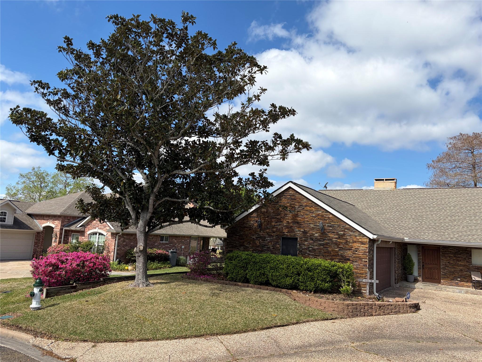 Image 3: Front of House pic 2