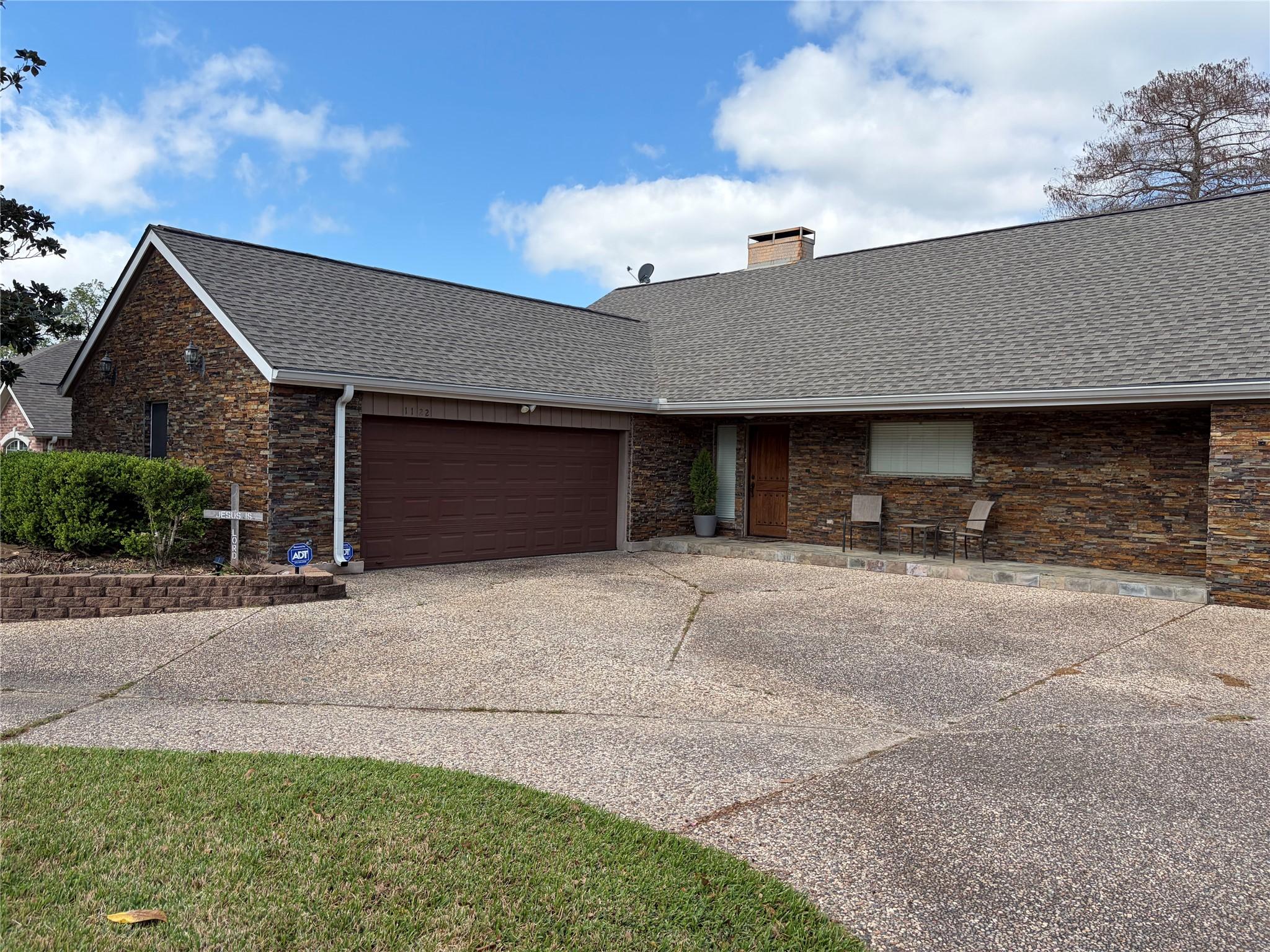 Image 4: Front of House pic 3
