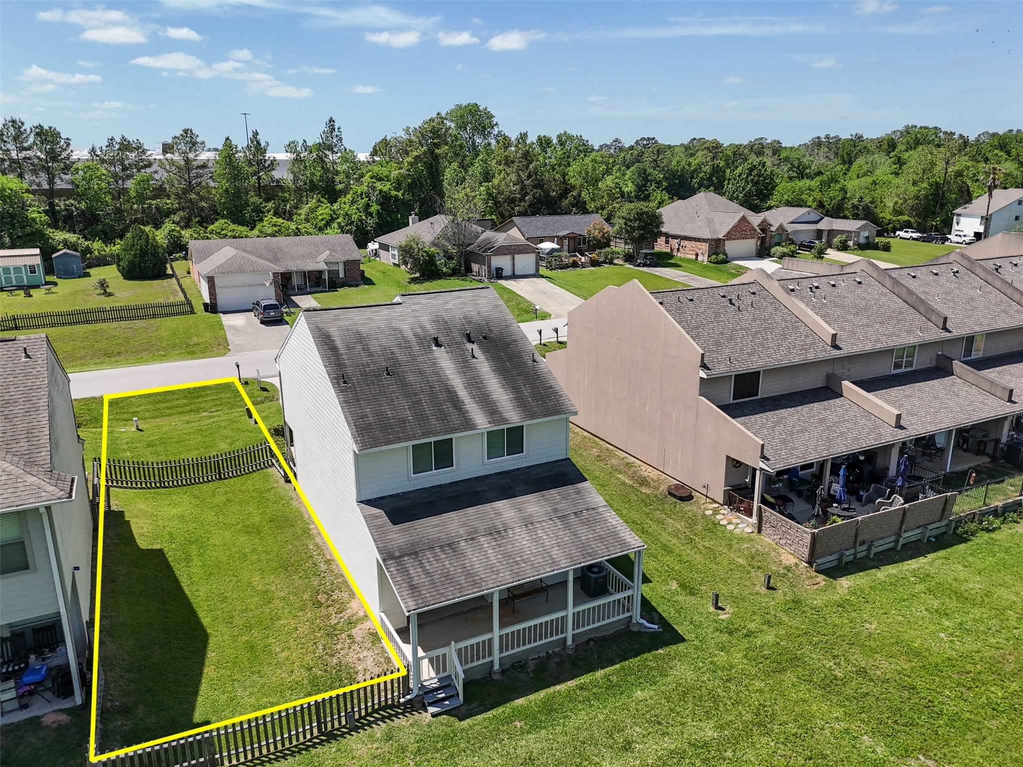 Image 4: Lot next door is included in this price.