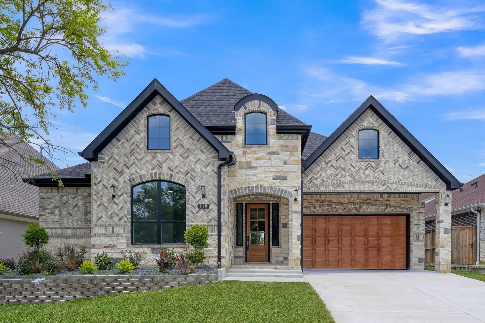 Image 1: Stunning curb appeal.
