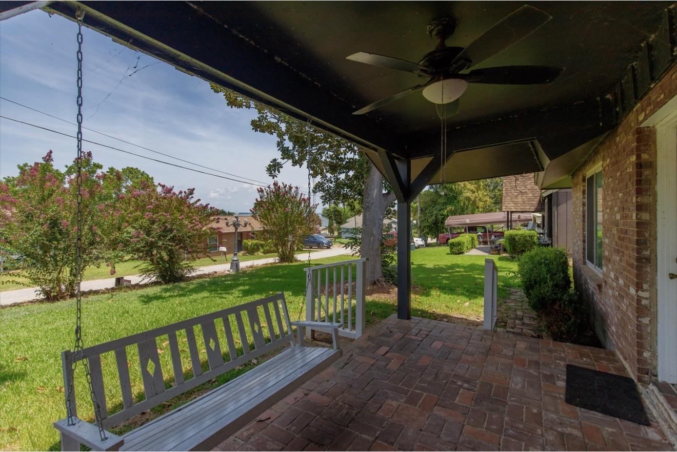 Image 4: Peaceful front porch views