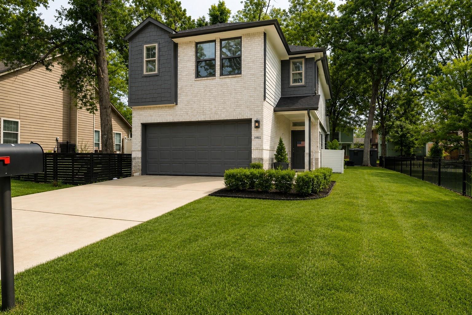 Image 1: BEAUTIFUL CURB APPEAL!