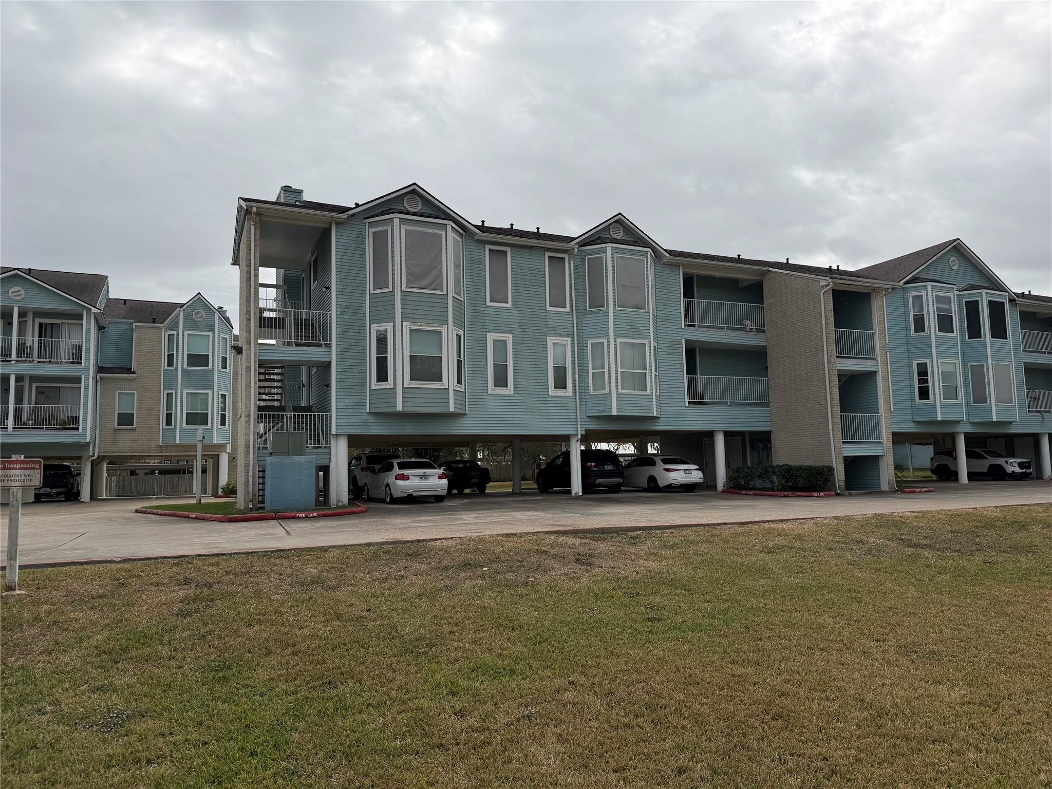 Image 2: Quiet, gated waterfront community offering a seren