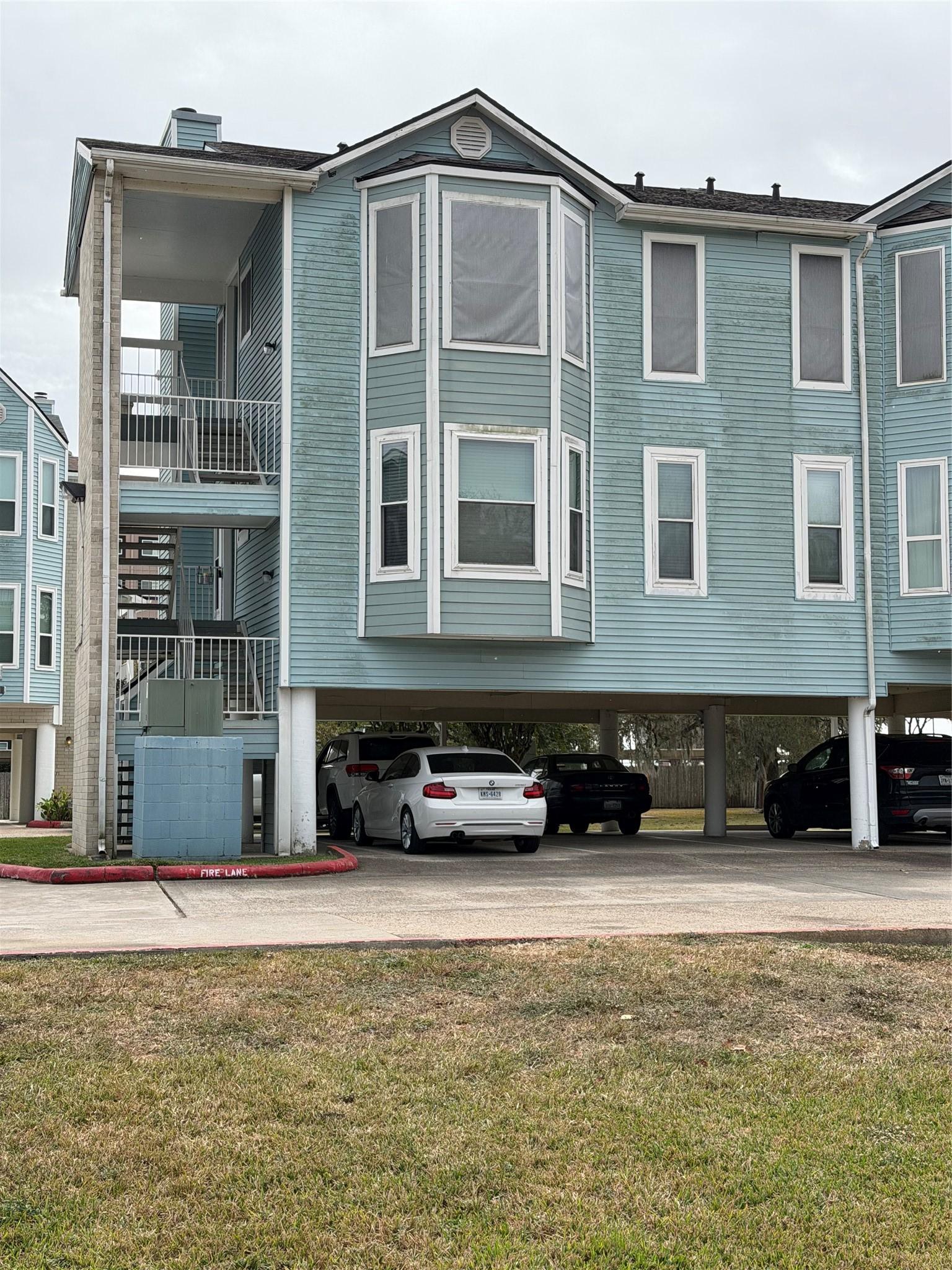 Image 3: Quiet, gated waterfront community offering a seren