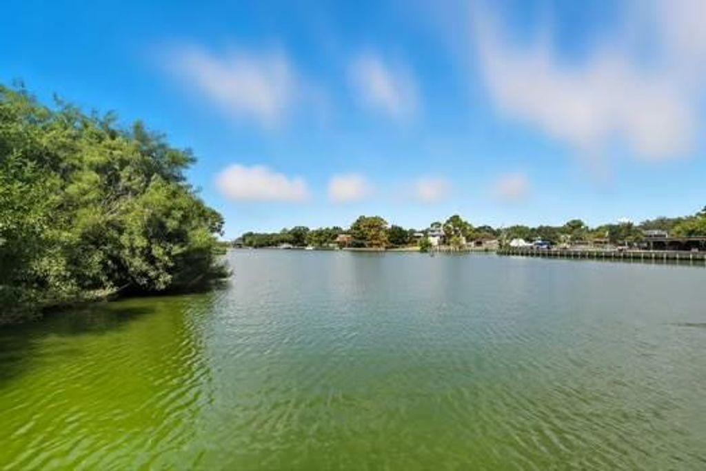 Image 4: Enjoy direct access to the water with a community