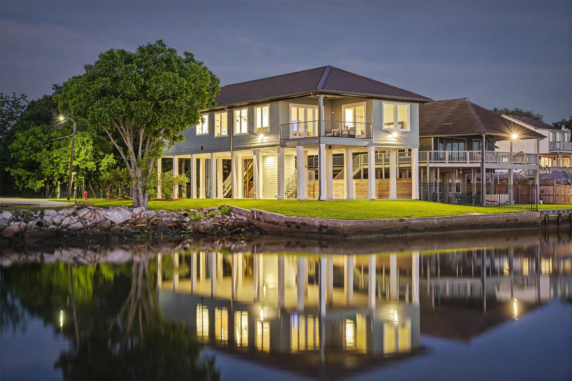 Image 2: 2022 Constructed 3/2.5 waterfront property located