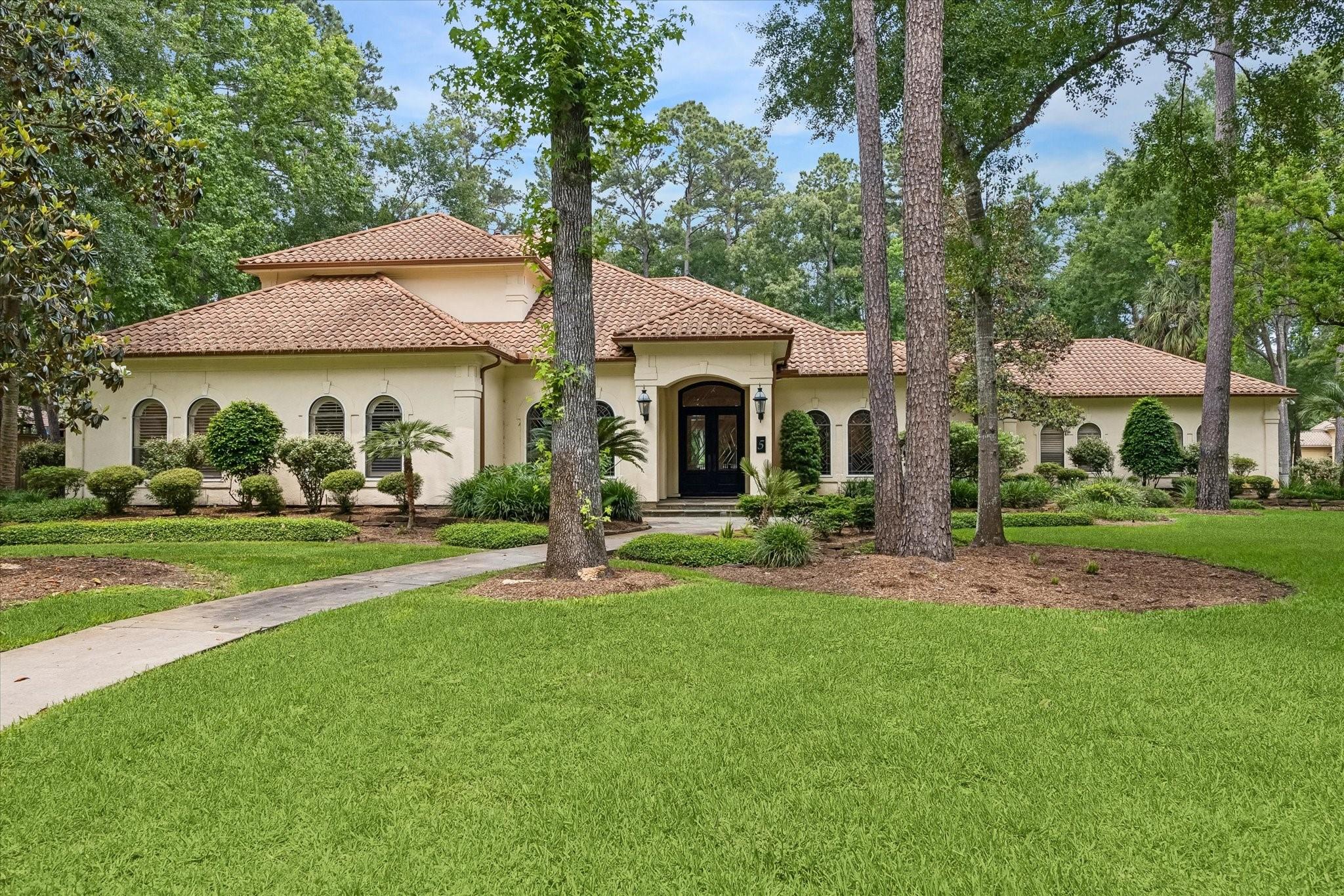 Image 2: Stunning corner lot which makes for a private back
