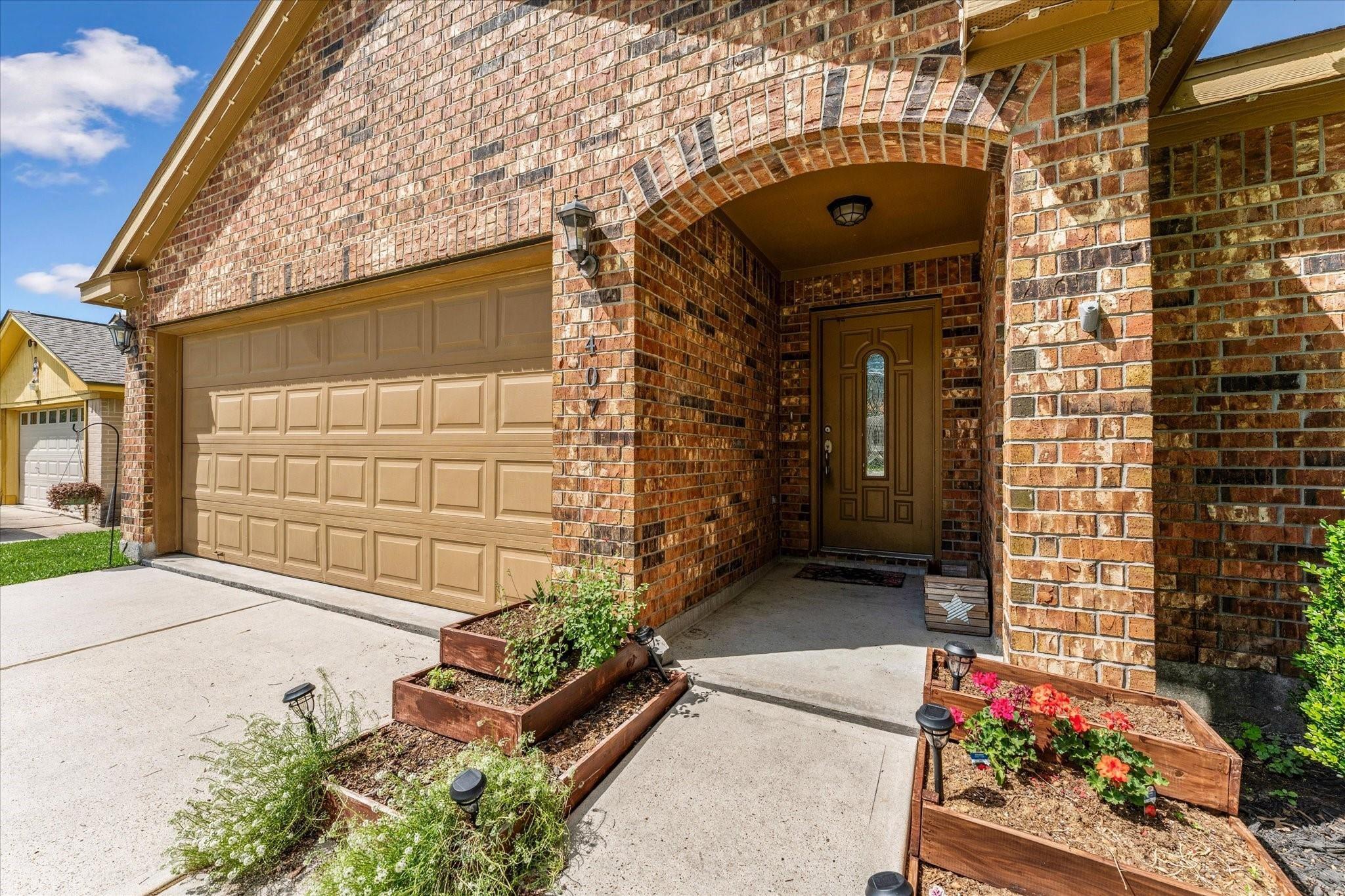 Image 2: Inviting front entry