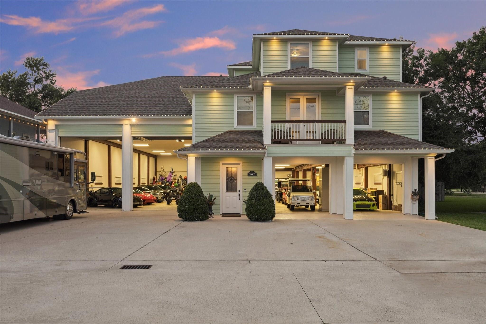 Image 1: 4 over head doors, RV ready with 50 amp hookups wi