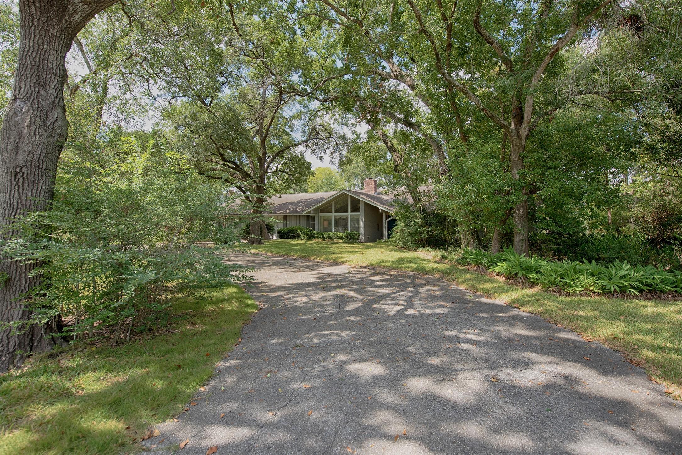 Image 4: There is a circular driveway from the road to the