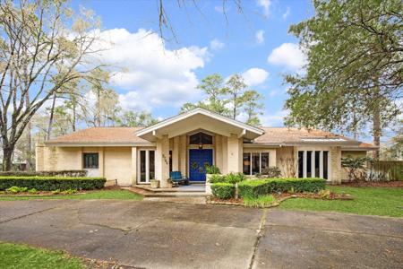 2704 S Wildwind Circle