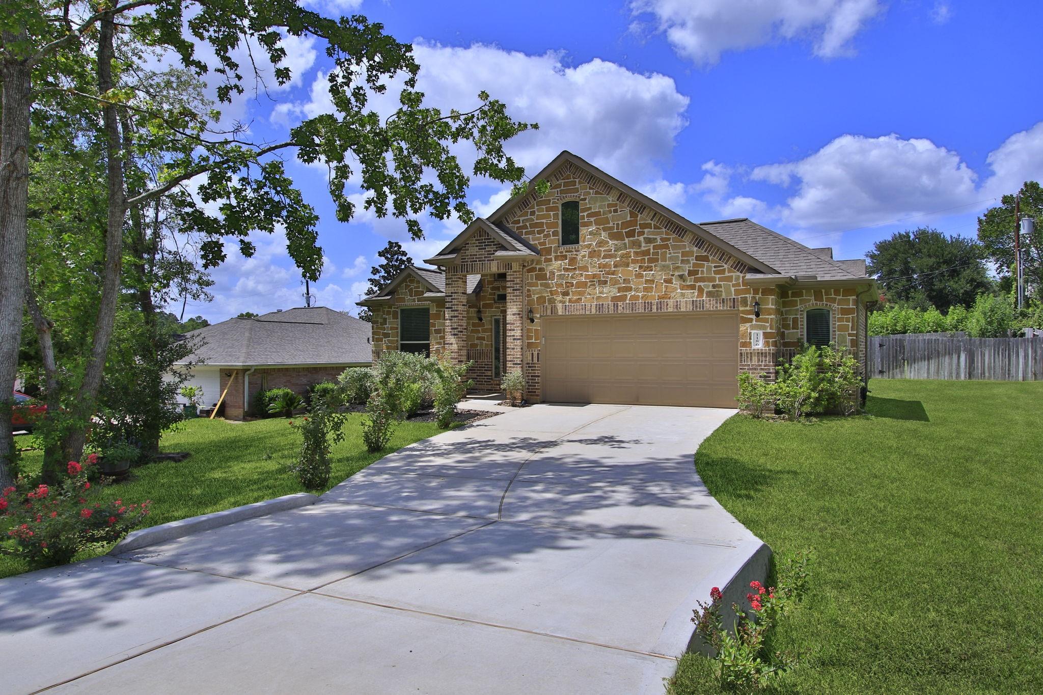 Image 4: The long driveway provides ample parking and leads