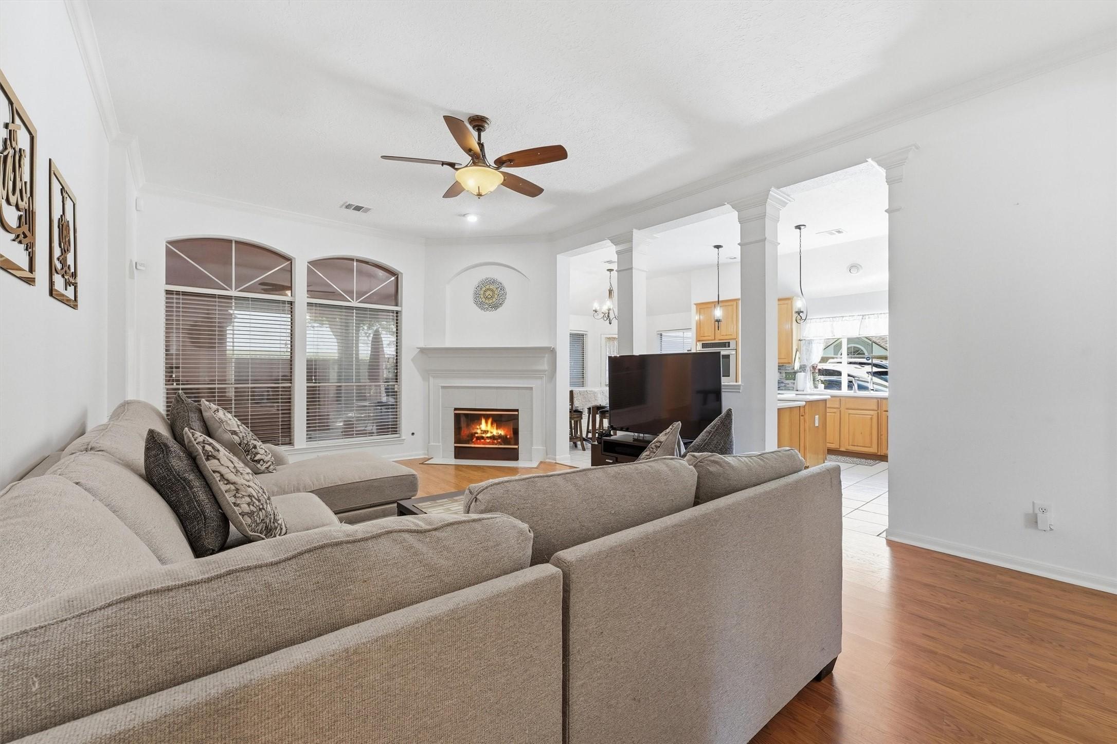 Image 3: Spacious living room with beautiful arches and a f