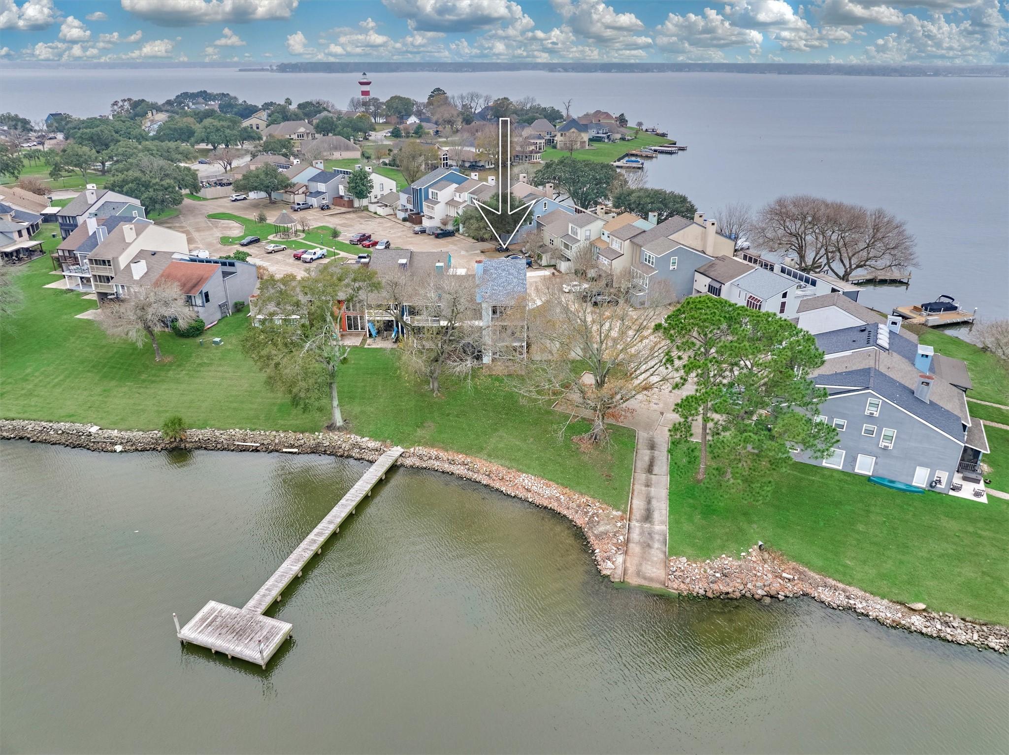 Image 4: This home sits on a quiet street with other lakefr