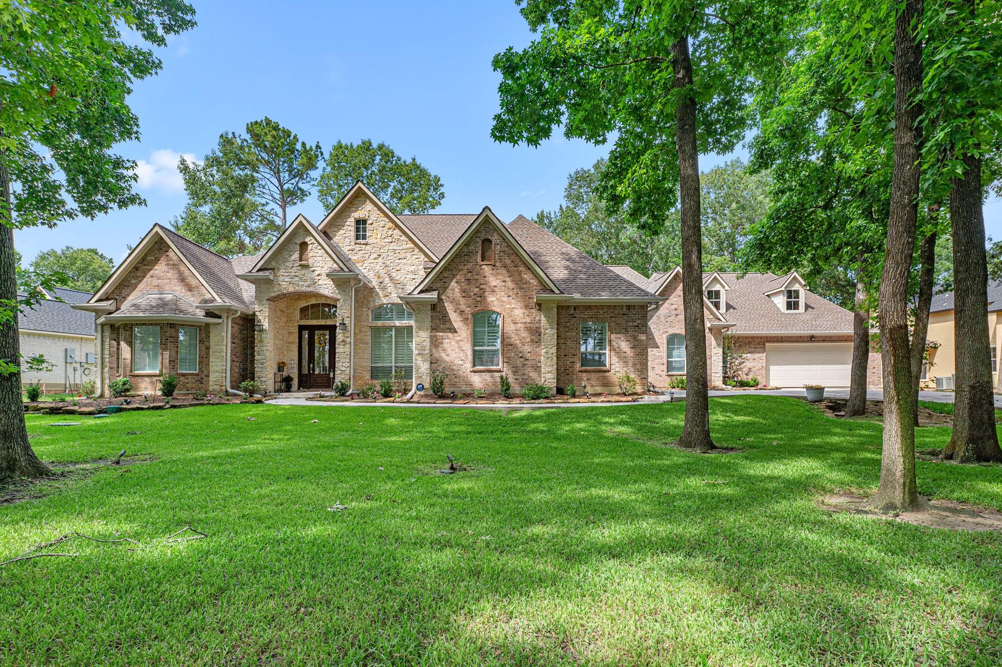 Image 3: Expansive front yard with mature trees for plenty