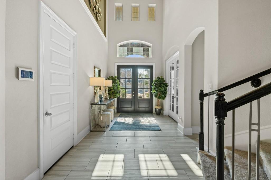 Image 4: Spacious foyer allows easy navigation to the rest