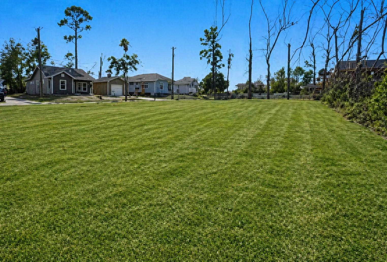 Image 4: Two side-by-side lots for sale&mdash;buy one or grab bot