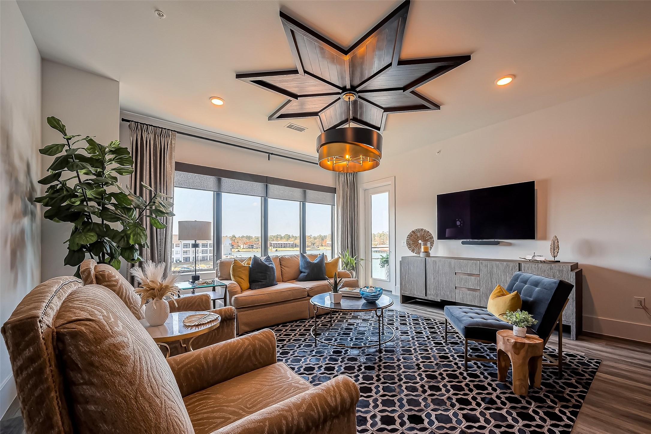 Image 4: Discover the perfect blend of elegance and lakesid