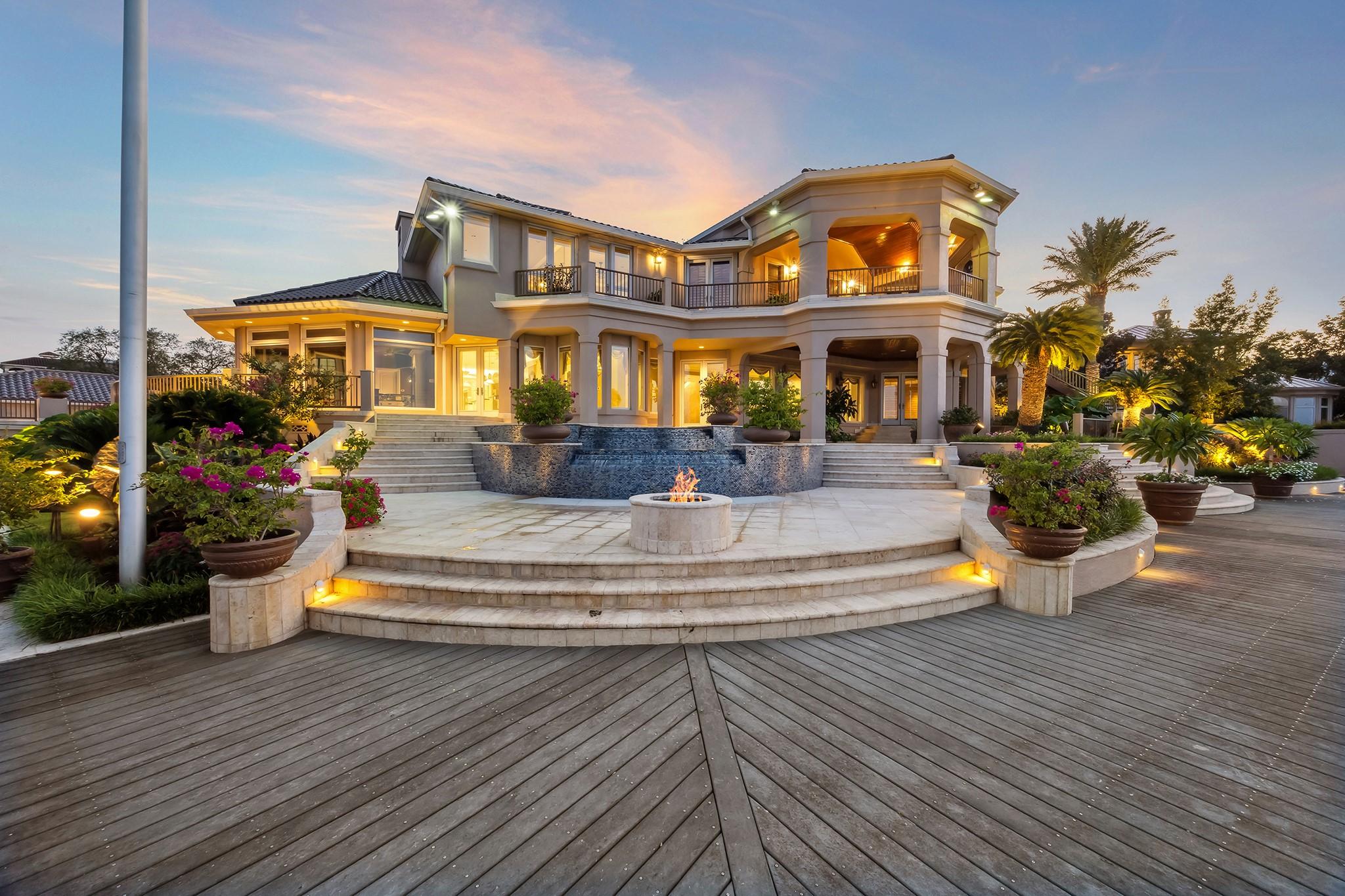 Image 3: WATERFRONT LIVING AT ITS FINEST!