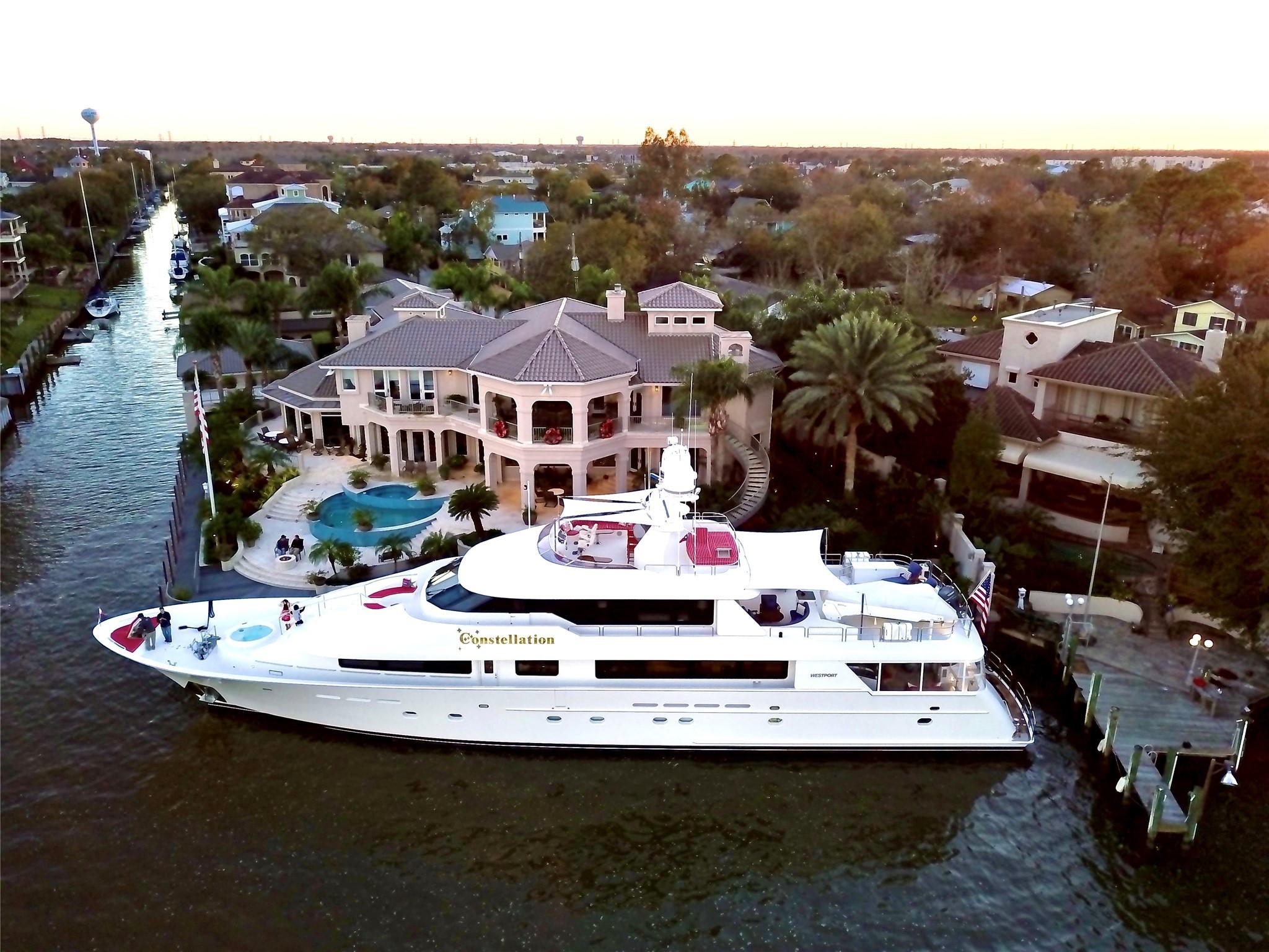 Image 4: RARE OPPORTUNITY TO DOCK UP TO A 130 FT YACHT!