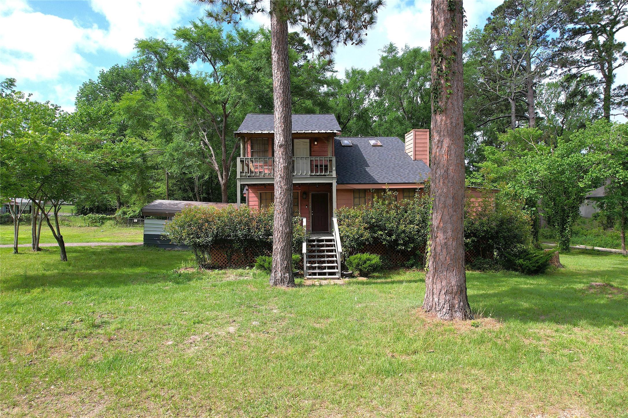 Image 2: A Lake Livingston area home with personality!